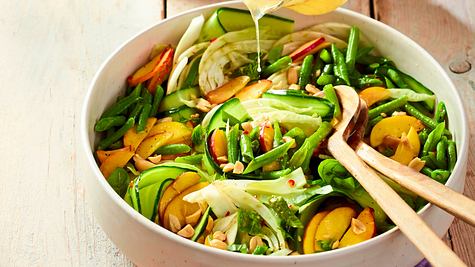 Sommerlicher Schlangenbohnen-Pfirsich-Salat Rezept - Foto: House of Food / Bauer Food Experts KG