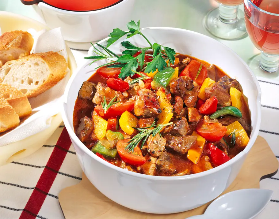 Sommerliches Paprika-Gulasch Rezept Sommerliches Paprika-Gulasch Rezept