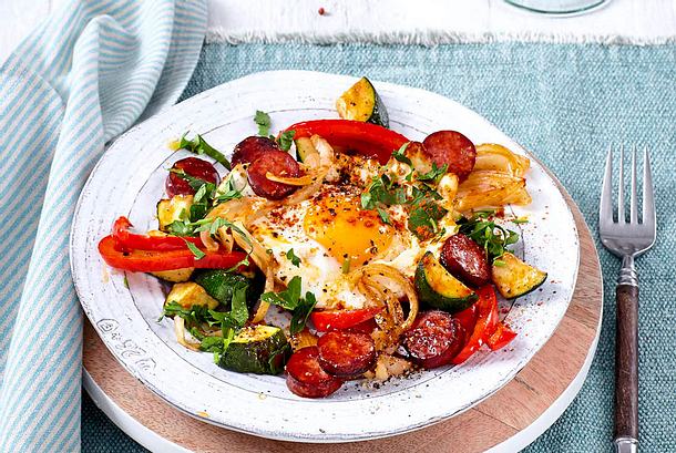 Sommerliches Zucchini-Gröstl mit Ei Rezept