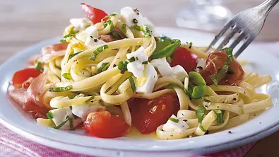 Sommernudeln mit kalter Tomaten-Mozzarella-Soße Rezept - Foto: LECKER @ Bauer Media Group
