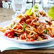 Sommerpasta: Spaghetti mit Auberginen, Tomate und Hack - Foto: House of Food / Bauer Food Experts KG
