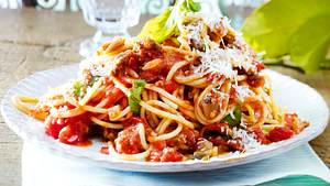 Sommerpasta: Spaghetti mit Auberginen, Tomate und Hack - Foto: House of Food / Bauer Food Experts KG