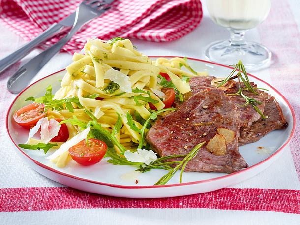 Sommerpasta mit Minutensteaks Rezept Sommerpasta mit Minutensteaks Rezept