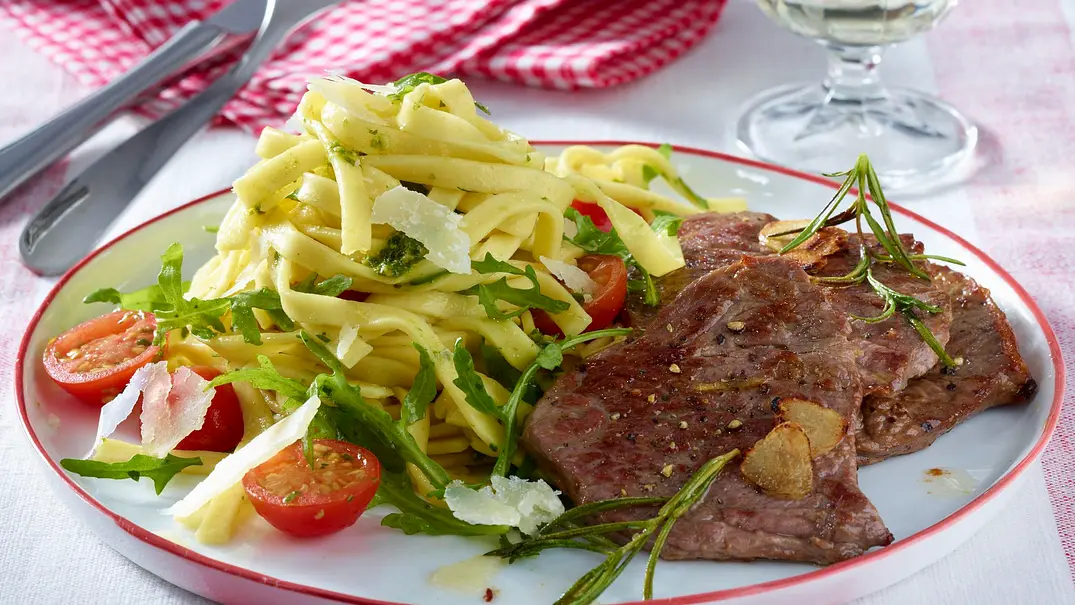 Sommerpasta mit Minutensteaks Rezept - Foto: Stellmach, Peter Sommerpasta mit Minutensteaks Rezept - Foto: Stellmach, Peter