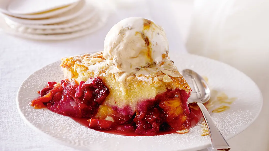 Sommerpflaumen-Cobbler mit Mandeln Rezept - Foto: LECKER @ Bauer Media Group Sommerpflaumen-Cobbler mit Mandeln Rezept - Foto: LECKER @ Bauer Media Group