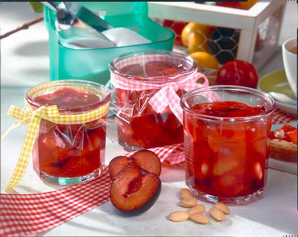 Sommerpflaumen-Konfitüre mit Mandeln Rezept Sommerpflaumen-Konfitüre mit Mandeln Rezept