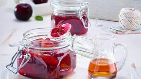 Sommerpflaumen-Konfitüre mit Mandeln und Amaretto Rezept - Foto: LECKER @ Bauer Media Group