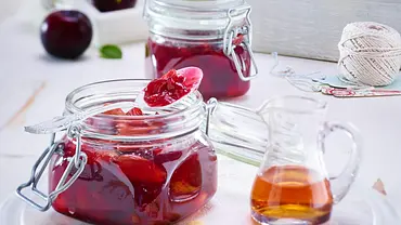 Sommerpflaumen-Konfitüre mit Mandeln und Amaretto Rezept - Foto: LECKER @ Bauer Media Group