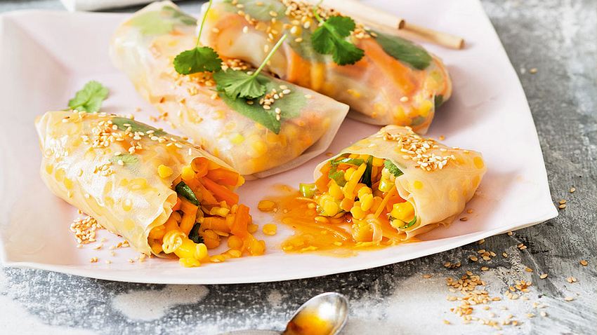 Sommerrollen mit gelben Linsen und Mango Rezept - Foto: House of Food / Bauer Food Experts KG