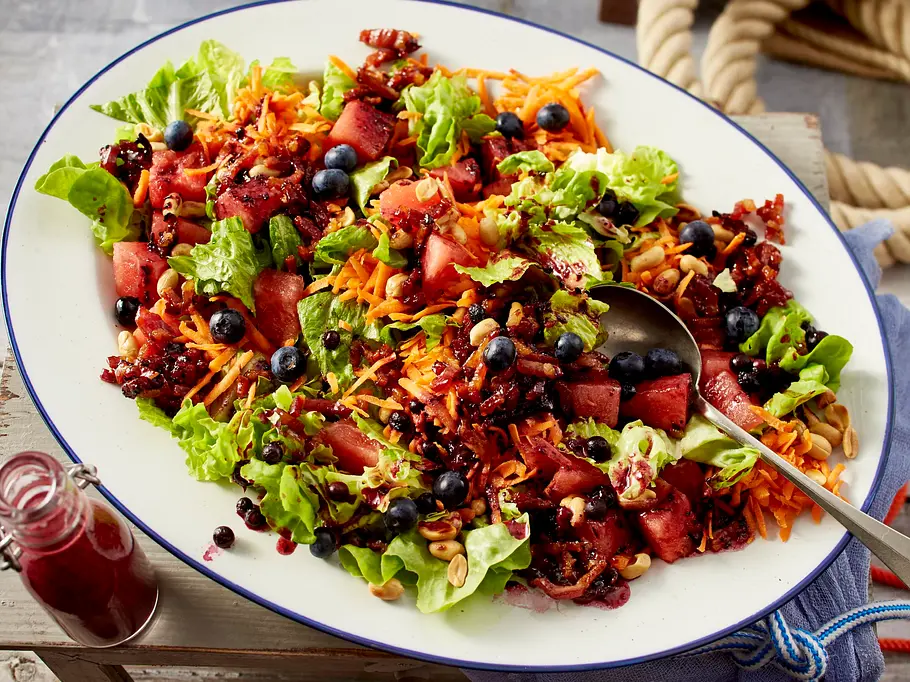 Sommersalat mit Ahornsirup-Speck-Croutons Rezept Sommersalat mit Ahornsirup-Speck-Croutons Rezept