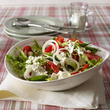 Sommersalat mit Bohnen, Paprika, Frisee und Schafskäse-Joghurt-Dressing Rezept