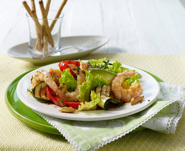 Sommersalat mit Grillgemüse und Garnelen Rezept Sommersalat mit Grillgemüse und Garnelen Rezept