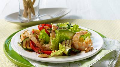 Sommersalat mit Grillgemüse und Garnelen Rezept - Foto: House of Food / Bauer Food Experts KG