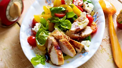 Sommersalat mit Hähnchen Rezept - Foto: LECKER @ Bauer Media Group