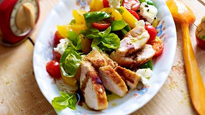 Sommersalat mit Hähnchen Rezept - Foto: LECKER @ Bauer Media Group