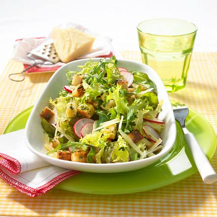 Sommersalat mit Kräutercroutons Rezept Sommersalat mit Kräutercroutons Rezept