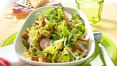 Sommersalat mit Kräutercroutons Rezept - Foto: LECKER @ Bauer Media Group