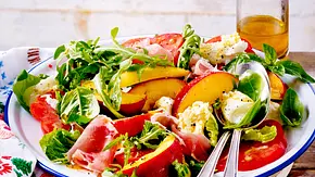 Sommersalat mit Nektarinen - Foto: House of Food / Bauer Food Experts KG Sommersalat mit Nektarinen - Foto: House of Food / Bauer Food Experts KG