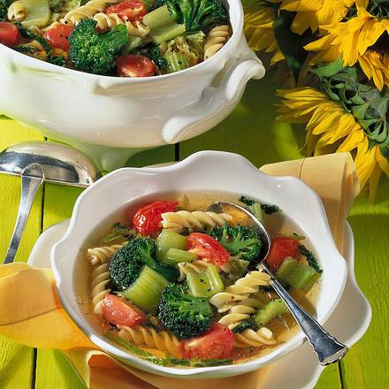 Sommersuppe mit Gemüse Rezept