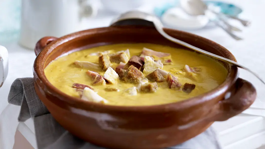Sopa boba (Mallorquinische Hühnersuppe mit Mandeln) Rezept - Foto: LECKER @ Bauer Media Group Sopa boba (Mallorquinische Hühnersuppe mit Mandeln) Rezept - Foto: LECKER @ Bauer Media Group