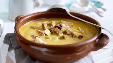 Sopa boba (Mallorquinische Hühnersuppe mit Mandeln) Rezept - Foto: LECKER @ Bauer Media Group