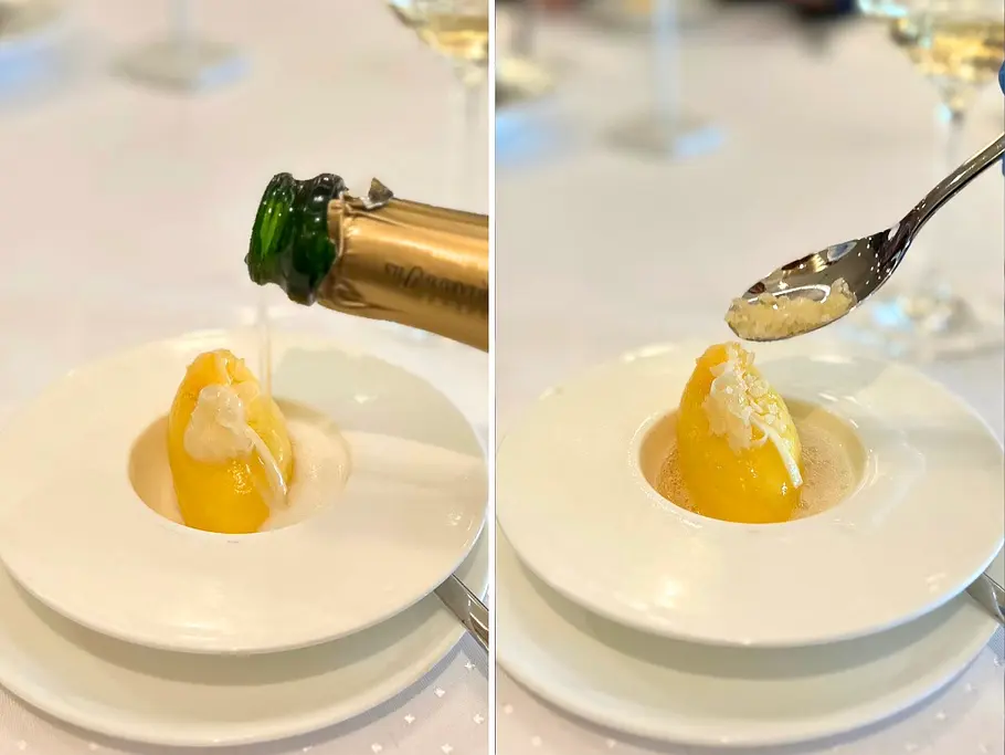 Mandarinen-Sorbet auf einem Teller, das mit Champagner übergossen und dann mit Knallbrause dekoriert wird