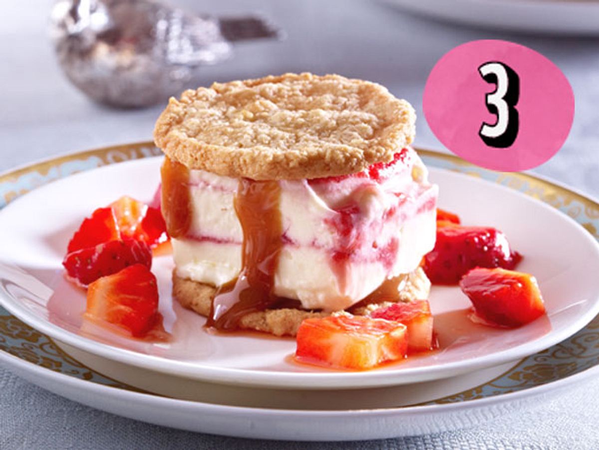 Soft Frozen Stawberry-Cheesecake-Sandwiches