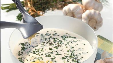 Soße zum Gemüse- oder Nudelsalat Rezept - Foto: LECKER @ Bauer Media Group
