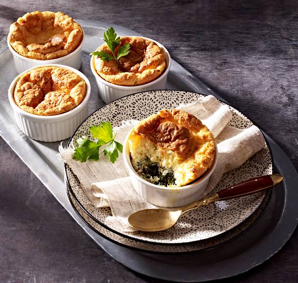 Soufflé aus geräuchertem Schellfisch auf Spinatbett Rezept Soufflé aus geräuchertem Schellfisch auf Spinatbett Rezept
