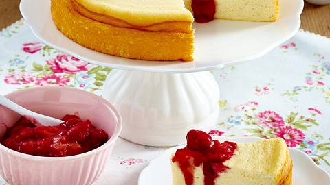 Souffle-Käsekuchen mit Rhabarber-Himbeer-Kompott Rezept - Foto: House of Food / Bauer Food Experts KG
