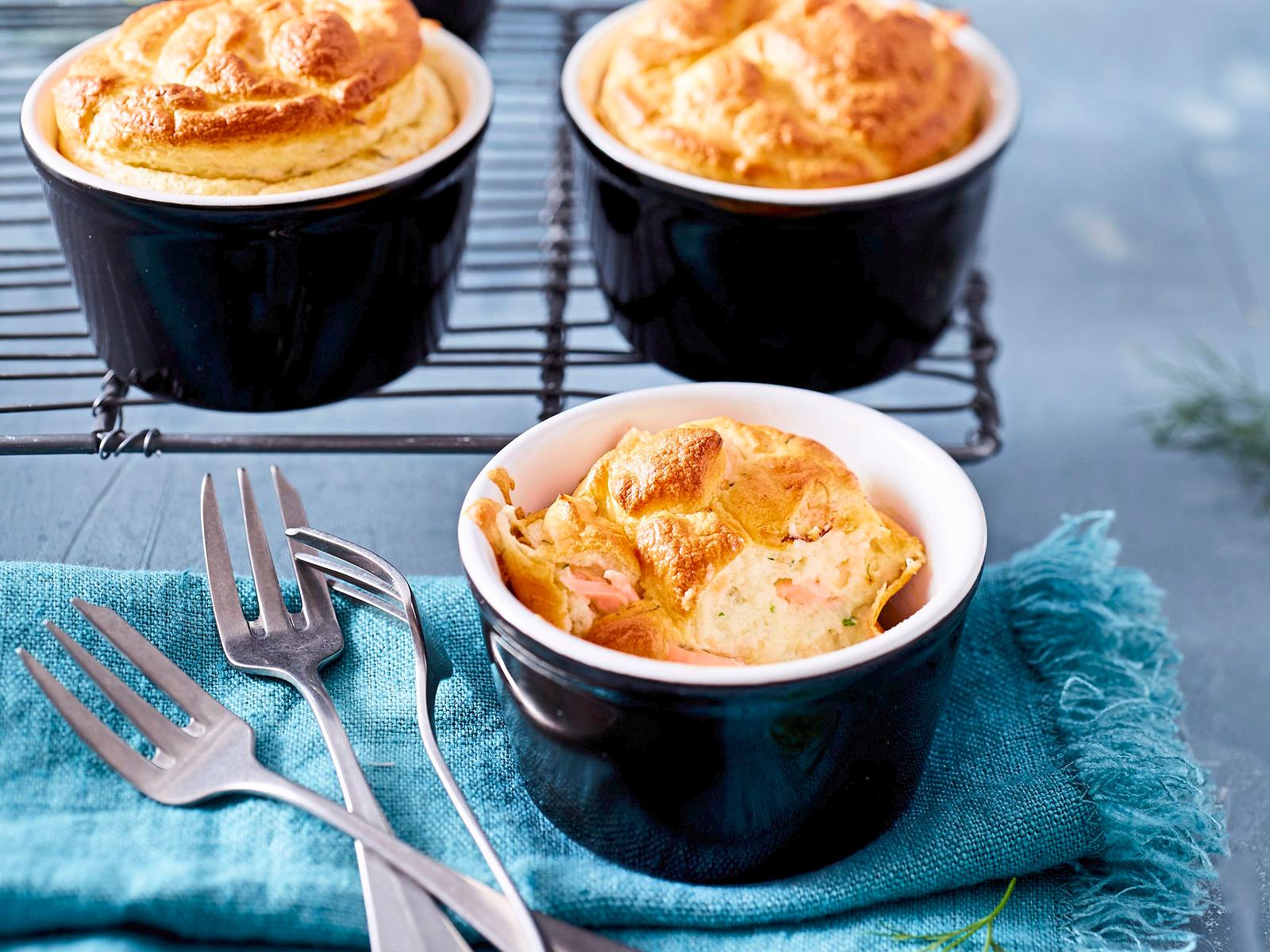 Soufflé-Küchlein mit Lachs Rezept | LECKER