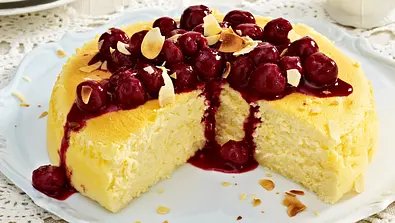 Soufflee-Käsekuchen mit Kirschguss Rezept - Foto: LECKER @ Bauer Media Group