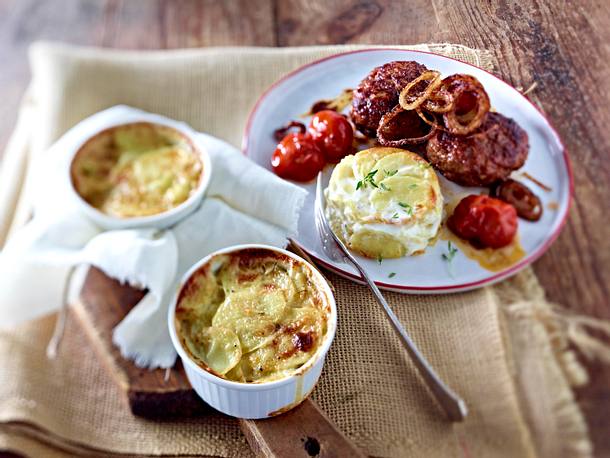 Sour-Cream-Gratin mit BBQ-Frikadellen Rezept Sour-Cream-Gratin mit BBQ-Frikadellen Rezept
