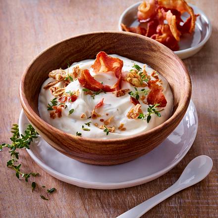 Sour Cream mit Bacon, Röstzwiebeln und Thymian Rezept Sour Cream mit Bacon, Röstzwiebeln und Thymian Rezept