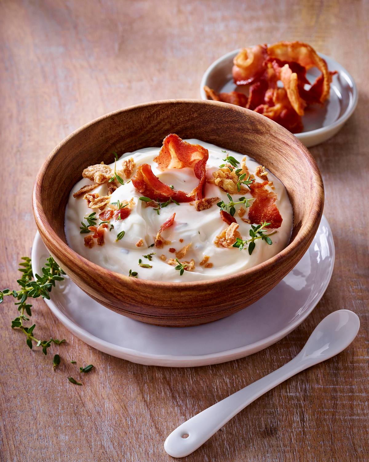 Sour Cream mit Bacon, Röstzwiebeln und Thymian Rezept