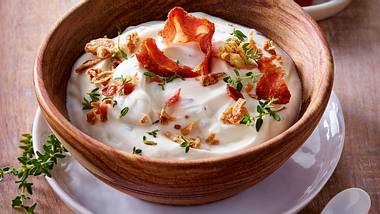 Sour Cream mit Bacon, Röstzwiebeln und Thymian Rezept - Foto: House of Food / Bauer Food Experts KG