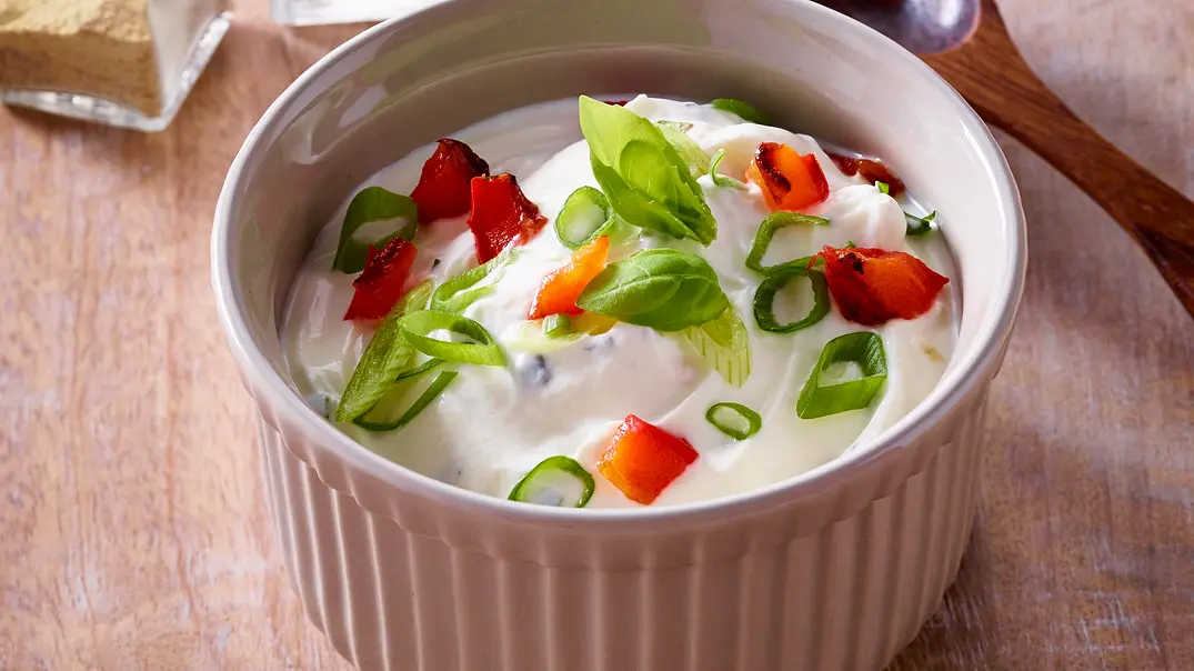Sour Cream mit gerösteter Paprika, Lauchzwiebeln und Basilikum Rezept - Foto: LECKER @ Bauer Media Group