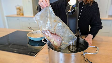 Sous Vide Garer im Test - Foto: LECKER.de/Emily Beckmann