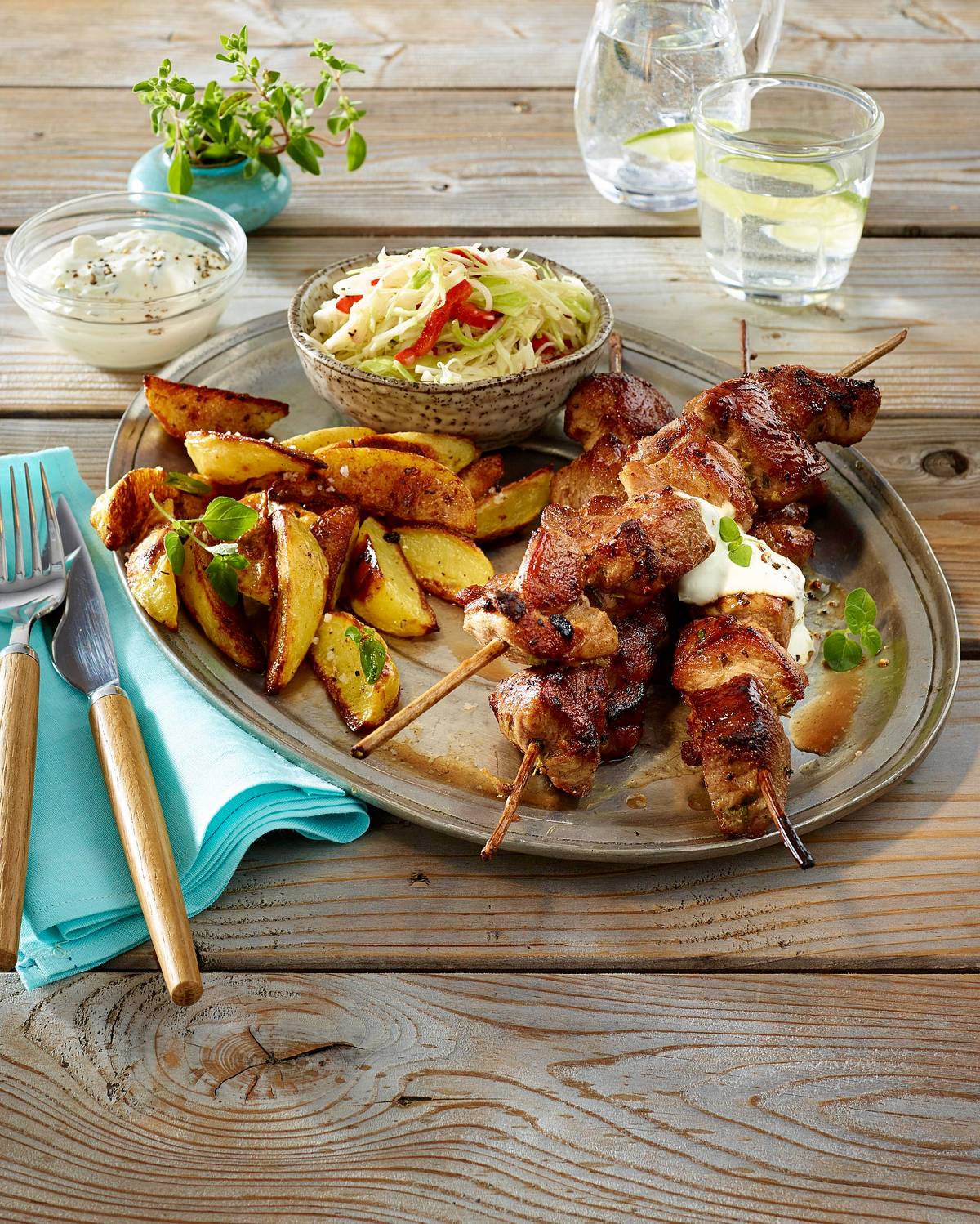 Souvlaki mit Krautsalat, Tsatsiki und frittierten Kartoffelspalten Rezept