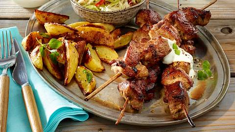 Souvlaki mit Krautsalat, Tsatsiki und frittierten Kartoffelspalten Rezept - Foto: House of Food / Bauer Food Experts KG