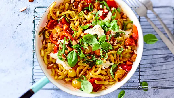 Caprese-Spätzle mit Tomaten, Mozzarella und Basilikum ein einer Pfanne. - Foto: LECKER @ Bauer Media Group Caprese-Spätzle mit Tomaten, Mozzarella und Basilikum ein einer Pfanne. - Foto: LECKER @ Bauer Media Group