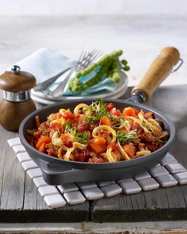 Spätzle-Hack-Pfanne mit Möhren und Tomaten Rezept | LECKER