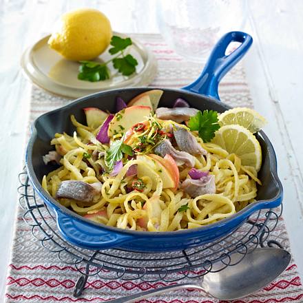 Spätzlepfanne mit Matjesfilet, Äpfeln und Chili-Zitronen-Gremolata Rezept Spätzlepfanne mit Matjesfilet, Äpfeln und Chili-Zitronen-Gremolata Rezept