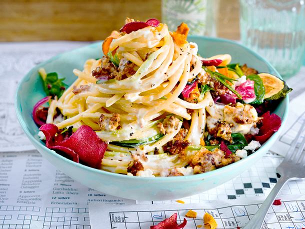 Spaghetti mit Hack-Feta-Soße und Gemüsechips Rezept Spaghetti mit Hack-Feta-Soße und Gemüsechips Rezept
