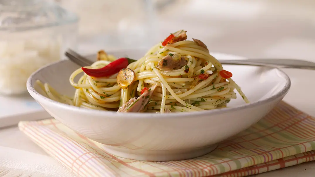Spaghetti aglio e olio mit Thunfisch Rezept - Foto: LECKER @ Bauer Media Group