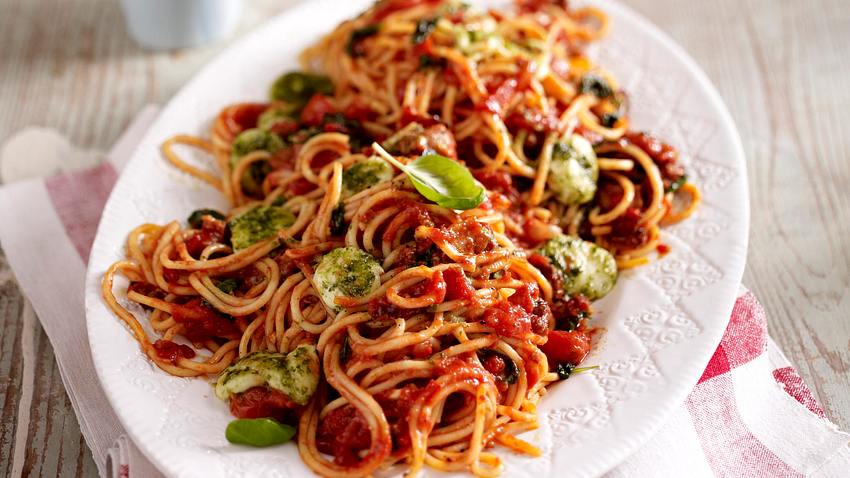Spaghetti all Amatriciana mit Mozzarella-Pesto-Bällchen Rezept - Foto: House of Food / Bauer Food Experts KG