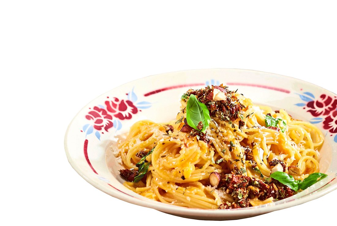 Spaghetti alla carbonara mit Rauchmandel-Topping Rezept