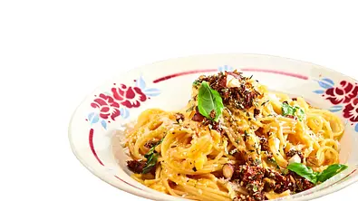 Spaghetti alla carbonara mit Rauchmandel-Topping Rezept - Foto: LECKER @ Bauer Media Group