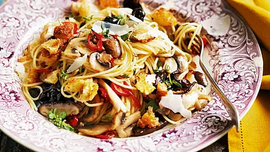 Spaghetti alla Panzanella mit scharfen Thymian-Pilzen Rezept - Foto: LECKER @ Bauer Media Group