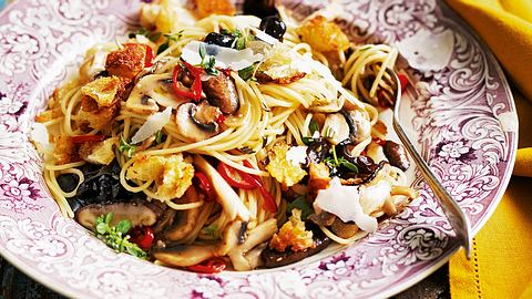 Spaghetti alla Panzanella mit scharfen Thymian-Pilzen Rezept - Foto: House of Food / Bauer Food Experts KG